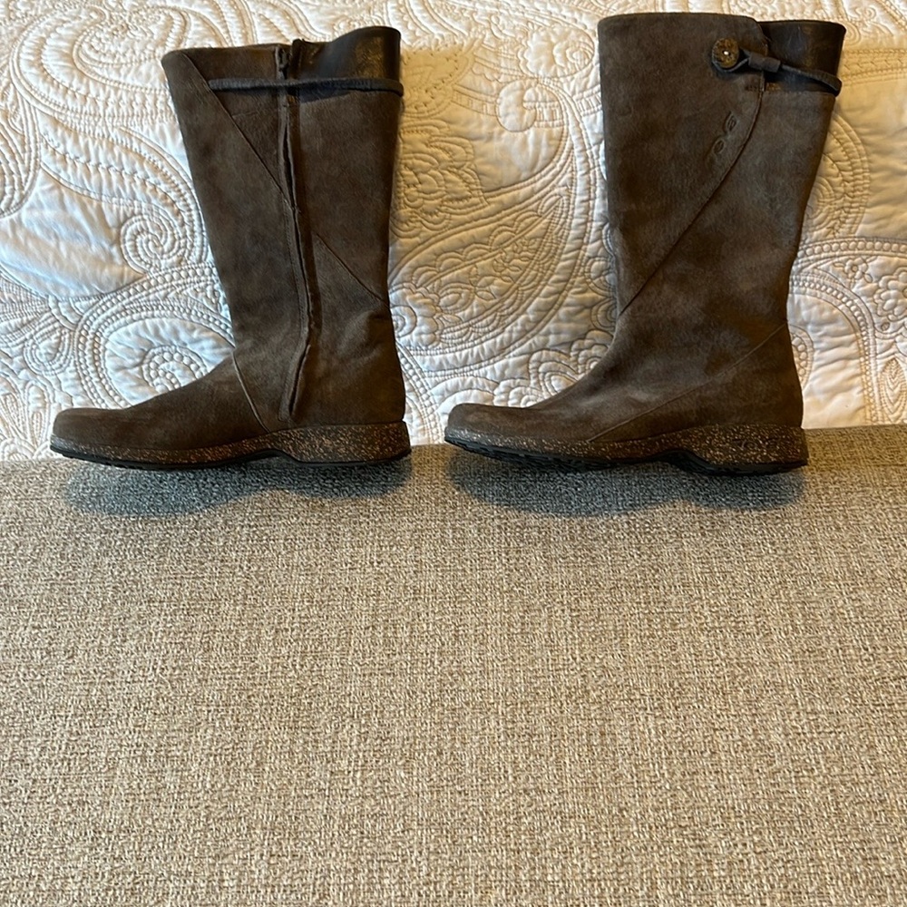 Teva Brown Suede boots with side zipper